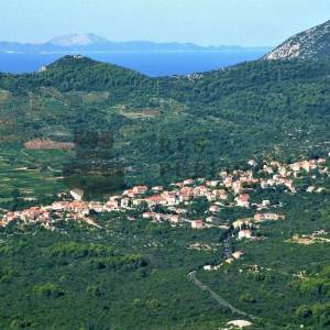 RUŠEVINA I GRAĐEVINSKO ZEMLJIŠTE - PRILIKA!