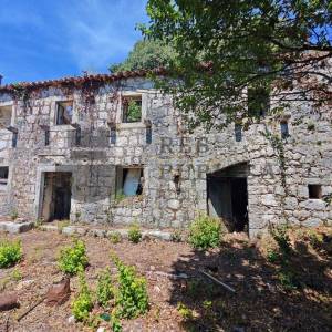RUŠEVINE SA ZEMLJIŠTEM U PLATU - DUBROVNIK