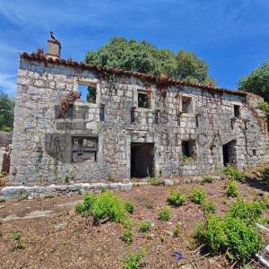 RUŠEVINE SA ZEMLJIŠTEM U PLATU - DUBROVNIK