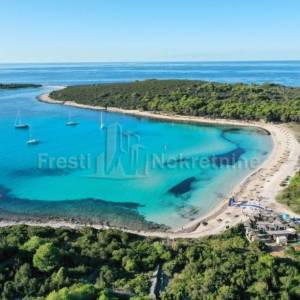 SAKARUN - DUGI OTOK-776m2- PRVI RED!