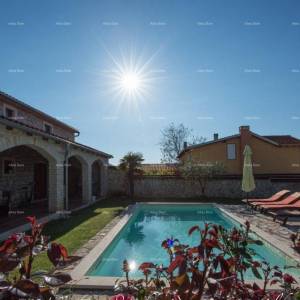 Samostojeća kamena kuća s bazenom, 2 stana,  Juršići