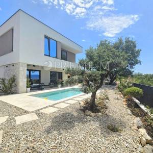 Samostojeća kuća s bazenom – okolica grada Krka!