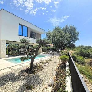 Samostojeća kuća s bazenom – okolica grada Krka!