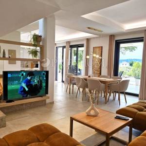 Samostojeća kuća s bazenom – okolica grada Krka!