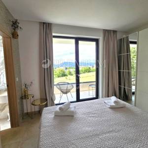 Samostojeća kuća s bazenom – okolica grada Krka!