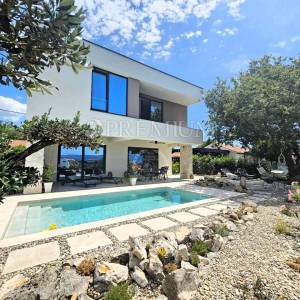 Samostojeća kuća s bazenom – okolica grada Krka!