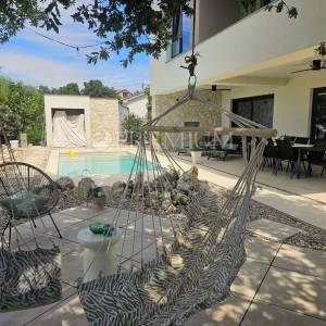 Samostojeća kuća s bazenom – okolica grada Krka!