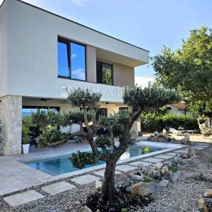 Samostojeća kuća s bazenom – okolica grada Krka!