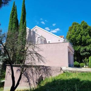 Samostojeća obiteljska kuća na dominantnoj parceli 4.359m2