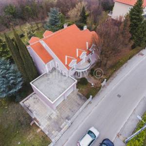 Samostojeća obiteljska kuća na dominantnoj parceli 4.359m2