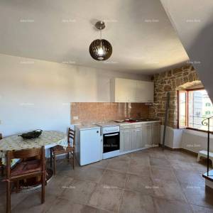 Šarmantna kamena kuća na prostranom terenu u blizini Poreča.