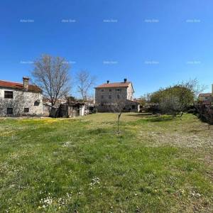 Šarmantna kamena kuća na prostranom terenu u blizini Poreča.