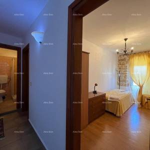 Šarmantna kamena kuća na prostranom terenu u blizini Poreča.