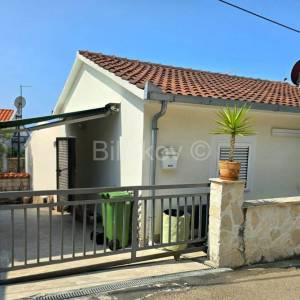 Šarmantna kuća 30m od mora, Okrug Gornji, prodaja