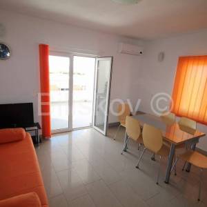 Seget, Seget Vranjica, apartmanska kuća sa 6 apartmana.