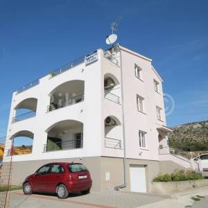 Seget, Seget Vranjica, apartmanska kuća sa 6 apartmana.