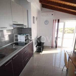 Seget, Seget Vranjica, apartmanska kuća sa 6 apartmana.