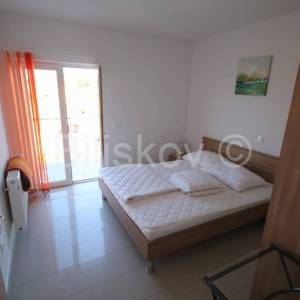 Seget, Seget Vranjica, apartmanska kuća sa 6 apartmana.