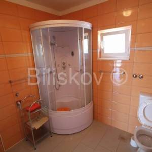 Seget, Seget Vranjica, apartmanska kuća sa 6 apartmana.