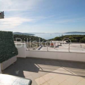 Seget, Seget Vranjica, apartmanska kuća sa 6 apartmana.