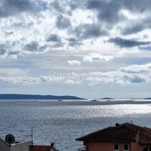 Seget Vranjica, dvojna kuća s 3 stana, prodaja