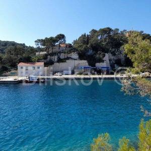 Selca, Brač - samostojeća kuća s 4 stana, 1. red do mora