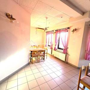 Sesvete,opremljen restoran i skladište cca 300m2 s 10 parkinga+garaža 