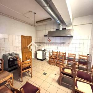 Sesvete,opremljen restoran i skladište cca 300m2 s 10 parkinga+garaža 