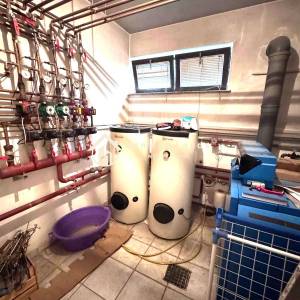 Sesvete,opremljen restoran i skladište cca 300m2 s 10 parkinga+garaža 