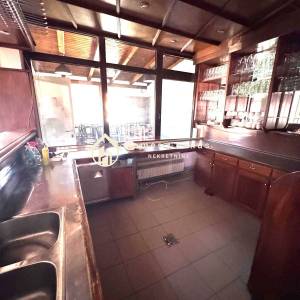 Sesvete,opremljen restoran i skladište cca 300m2 s 10 parkinga+garaža 