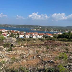Šibenik - Bilice, građevinsko zemljište 5000 m2, pogled na more