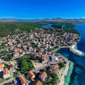 ŠIBENIK, BRODARICA – GRAĐEVINSKO ZEMLJIŠTE 1040 m², 550 m OD MORA – IDEALNO ZA IZGRADNJU STAMBENE ZGRADE!