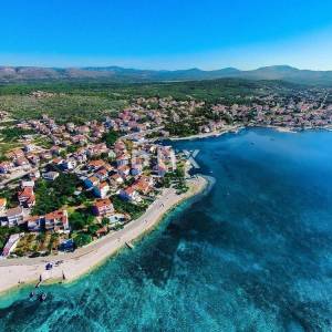 ŠIBENIK, BRODARICA – GRAĐEVINSKO ZEMLJIŠTE 1040 m², 550 m OD MORA – IDEALNO ZA IZGRADNJU STAMBENE ZGRADE!