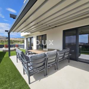 ŠIBENIK, BRODARICA - NOVOGRADNJA, Luksuzno namješten trosoban stan u prizemlju s dvorištem