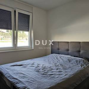 ŠIBENIK, BRODARICA - NOVOGRADNJA, Luksuzno namješten trosoban stan u prizemlju s dvorištem