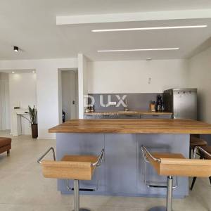 ŠIBENIK, BRODARICA - NOVOGRADNJA, Luksuzno namješten trosoban stan u prizemlju s dvorištem