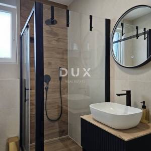 ŠIBENIK, BRODARICA - NOVOGRADNJA, Luksuzno namješten trosoban stan u prizemlju s dvorištem