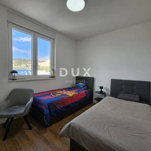 ŠIBENIK, BRODARICA - NOVOGRADNJA, Luksuzno namješten trosoban stan u prizemlju s dvorištem