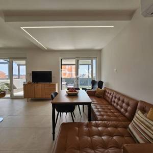 ŠIBENIK, BRODARICA - NOVOGRADNJA, Luksuzno namješten trosoban stan u prizemlju s dvorištem