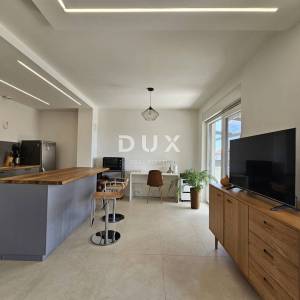 ŠIBENIK, BRODARICA - NOVOGRADNJA, Luksuzno namješten trosoban stan u prizemlju s dvorištem