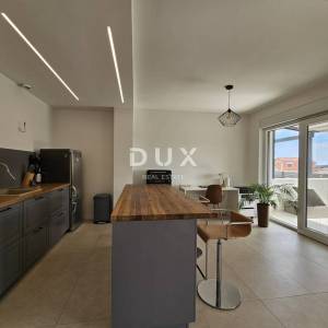 ŠIBENIK, BRODARICA - NOVOGRADNJA, Luksuzno namješten trosoban stan u prizemlju s dvorištem