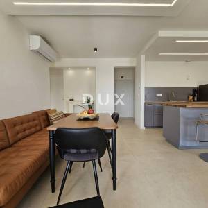 ŠIBENIK, BRODARICA - NOVOGRADNJA, Luksuzno namješten trosoban stan u prizemlju s dvorištem