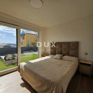 ŠIBENIK, BRODARICA - NOVOGRADNJA, Luksuzno namješten trosoban stan u prizemlju s dvorištem