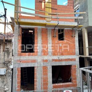Šibenik, centar – kuća u izgradnji, 3 etaže, terasa