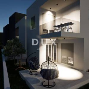 ŠIBENIK, SRIMA – Moderan stan u novogradnji s pogledom na more, 70 m od plaže, lift