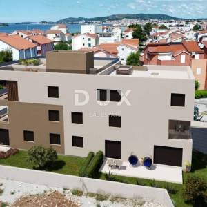 ŠIBENIK, SRIMA – NOVOGRADNJA, Trosoban stan s velikim vrtom, 70 m od mora – rijetkost na tržištu!