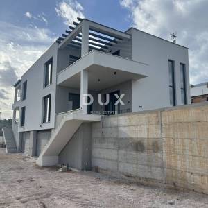 ŠIBENIK, VODICE - Dvojna kuća s bazenom i panoramskim pogledom na more i Vodice