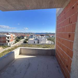 ŠIBENIK, VODICE – Dvosoban stan u novogradnji! POGLED NA MORE! PRILIKA!