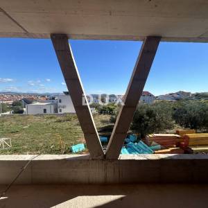 ŠIBENIK, VODICE – Dvosoban u novogradnji s velikom terasom i prelijepim pogledom na more!