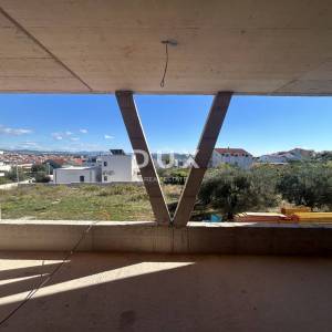 ŠIBENIK, VODICE – Dvosoban u novogradnji s velikom terasom i prelijepim pogledom na more!